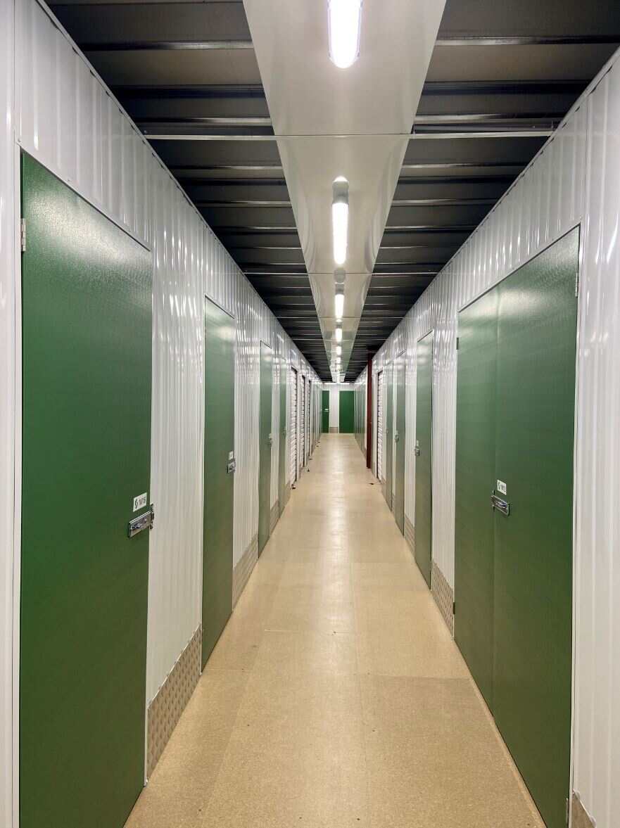 Couloir de box de stockage individuels dans un centre Bien Sûr